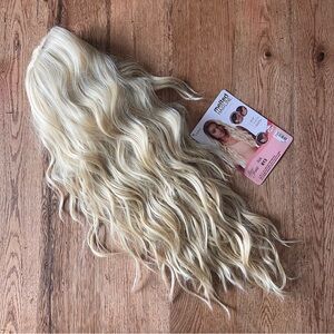 *NWT* Outre Lace Front: melted hairline wavy hair WIG- Malibu Blonde. Color 613